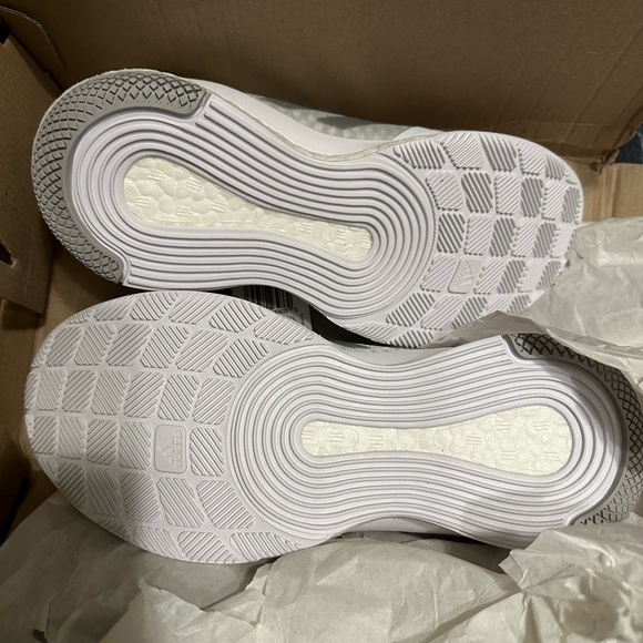 Adidas Women's White/Silver Metallic Crazyflight Shoes Size 5.5 - Picture 3 of 5